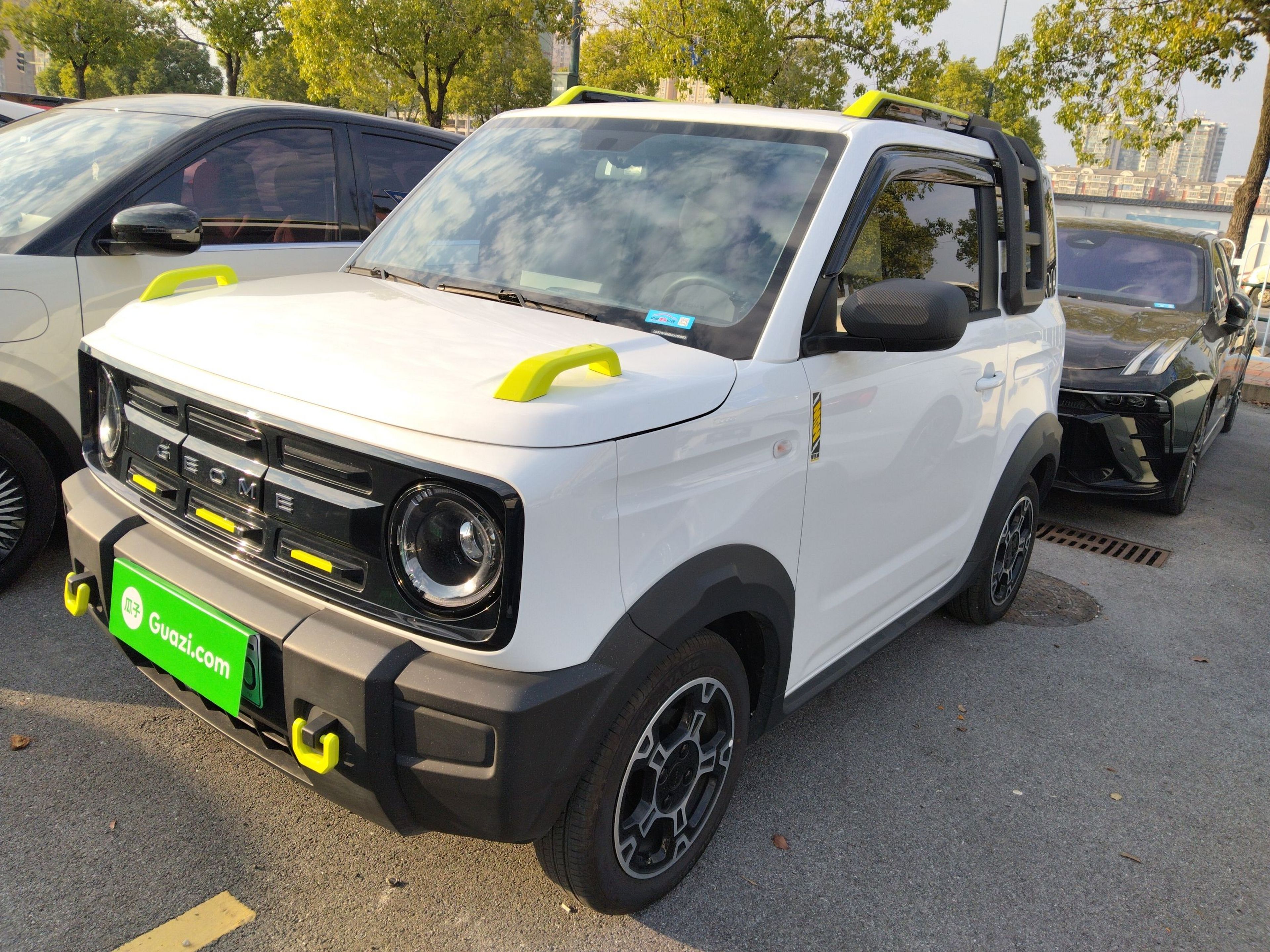 تحت مقدمة السيارة