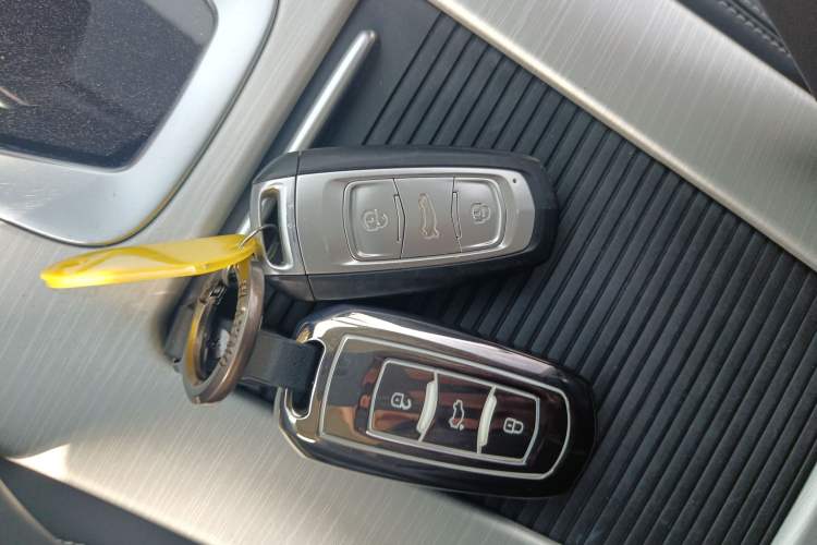 Used Geely Auto Emgrand X7 Sport 2020 1.8TD DCT Two-Wheel Drive Smart Connect 4G-Enabled Version
