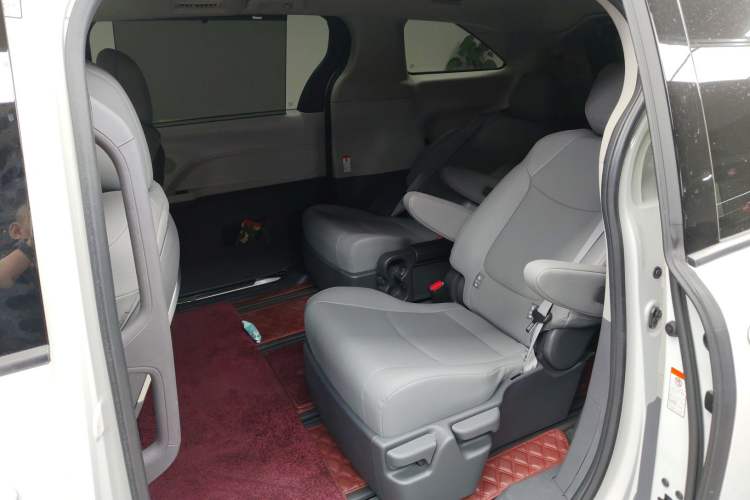 Used Toyota Granvia 2023 2.5L Hybrid Luxury Edition
