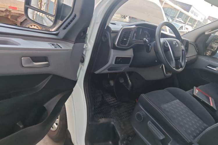 Used SAIC MAXUS Xintu V80 2024 Aotuntong 6MT Short-Wheelbase Ultra-Low Roof 127 Ps 5/6 Seats
