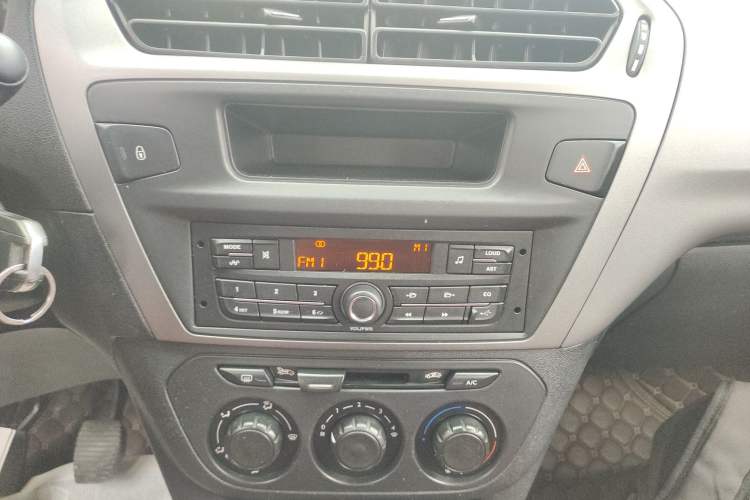 Used Citroen Elysee 2015 Zhishang Edition 1.6L Manual Fashion Model