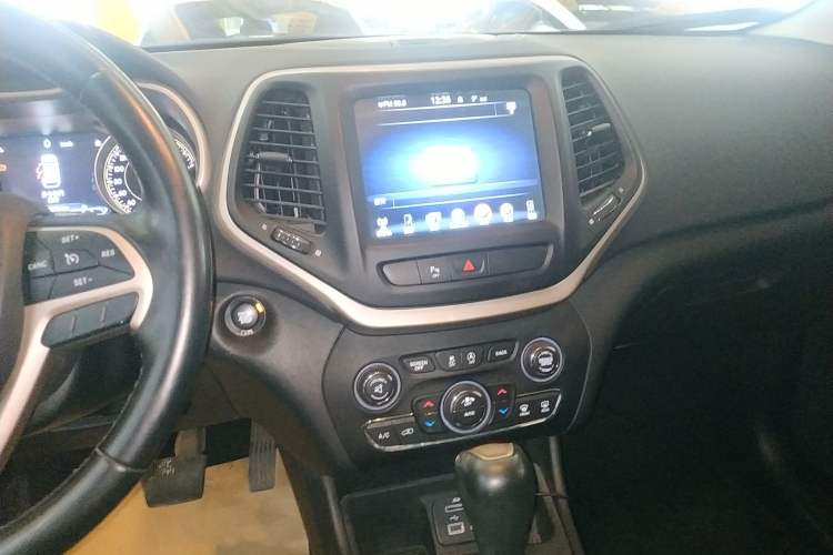 Used  Cherokee 2017 2.0L Superior Edition
