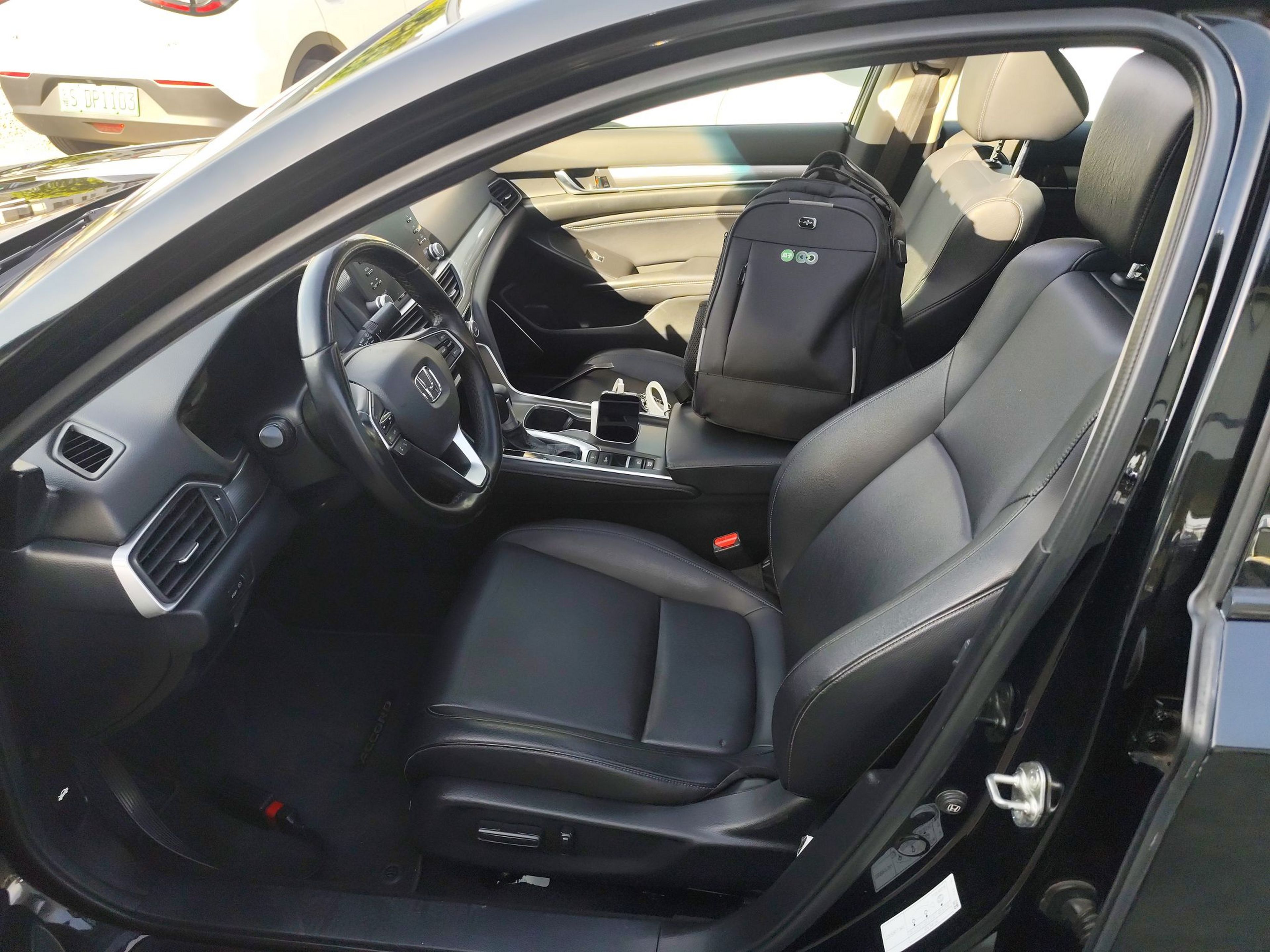 Переднее сиденье в автомобиле