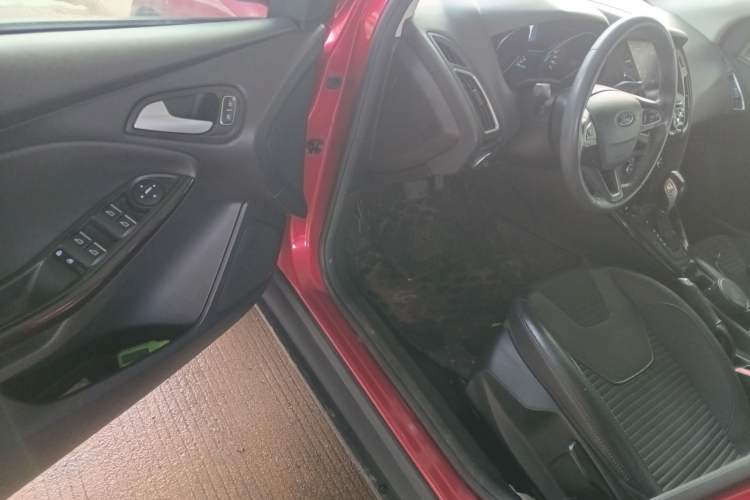 Used Ford Focus 2015 Hatchback 1.6L Automatic Fashion Edition
