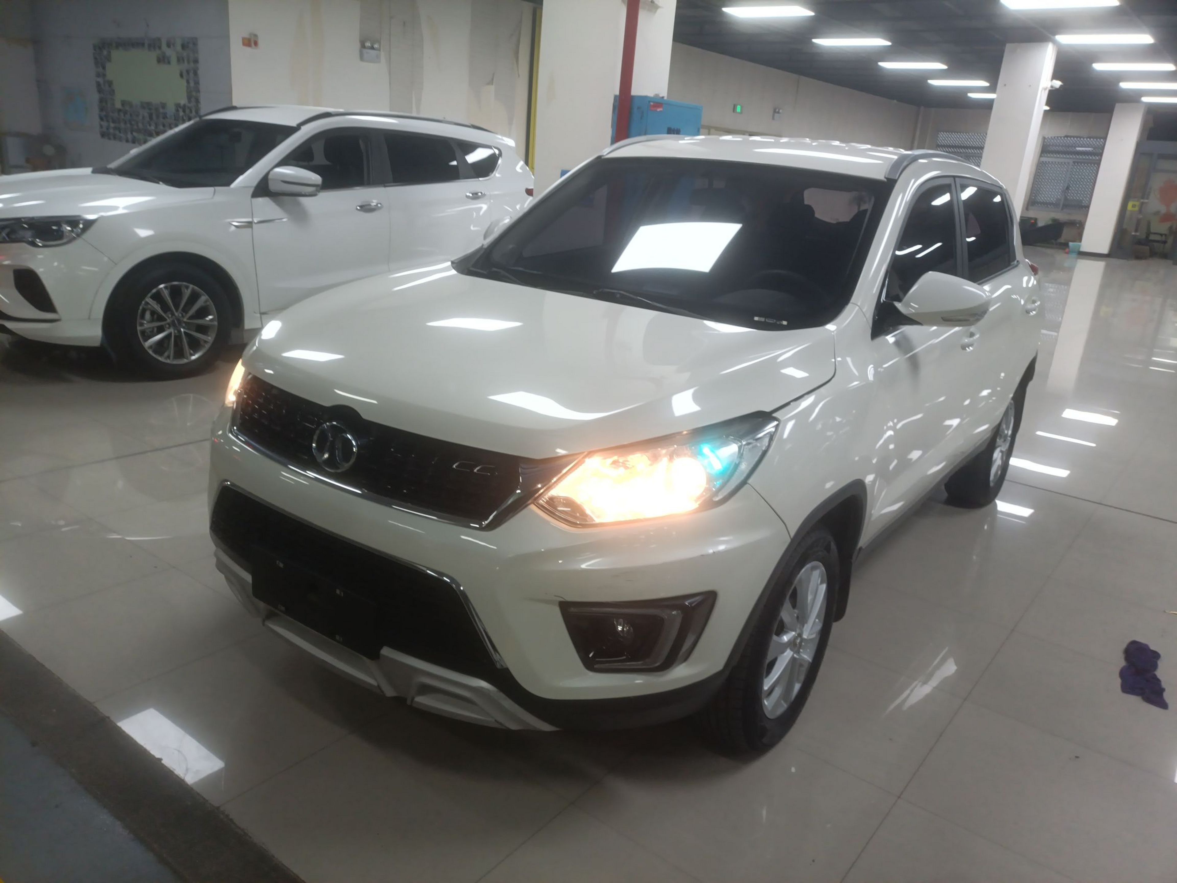 تحت مقدمة السيارة