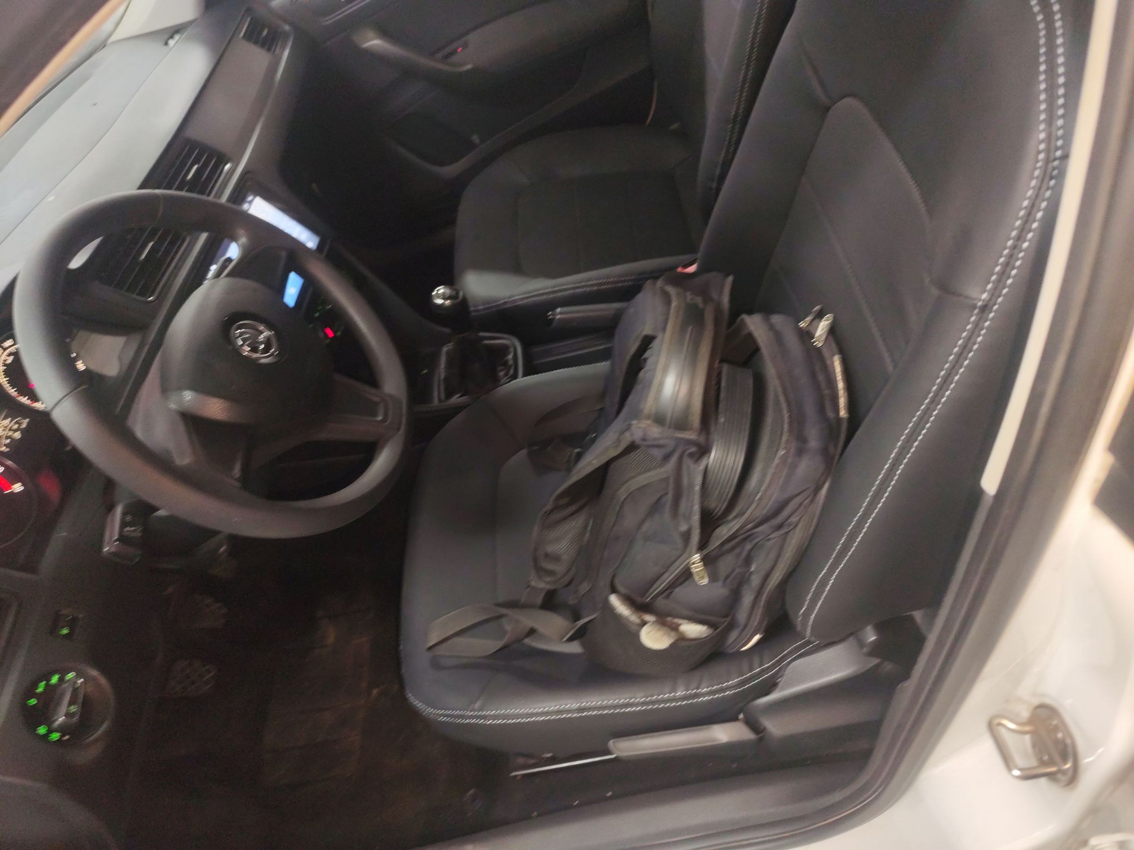 Переднее сиденье в автомобиле