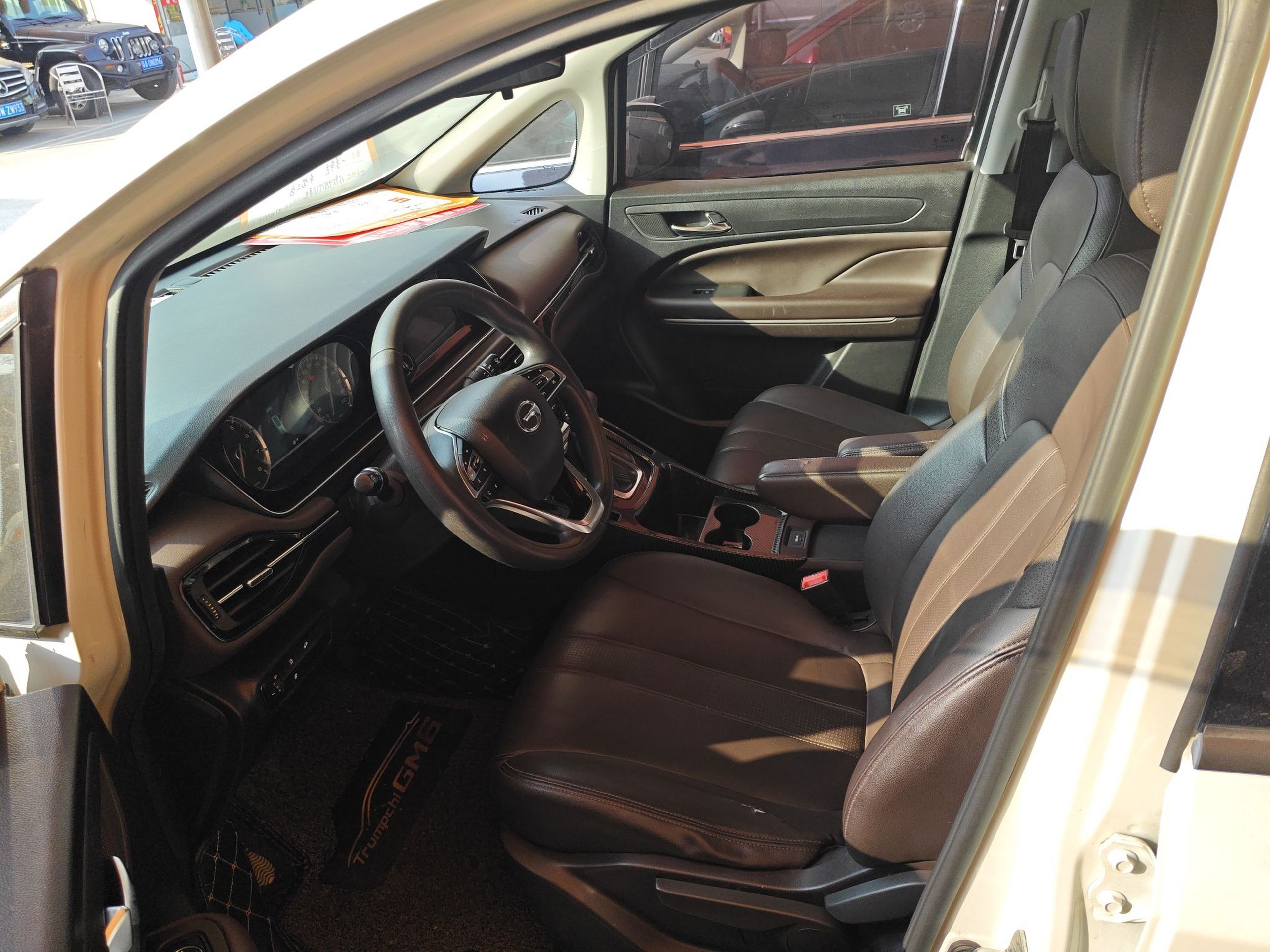 المقاعد الأمامية داخل السيارة