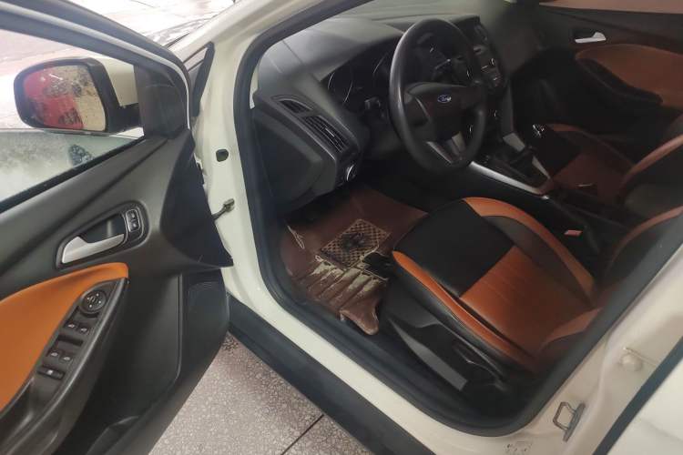 Used Ford Focus 2015 Hatchback 1.6L Manual Comfort Edition
