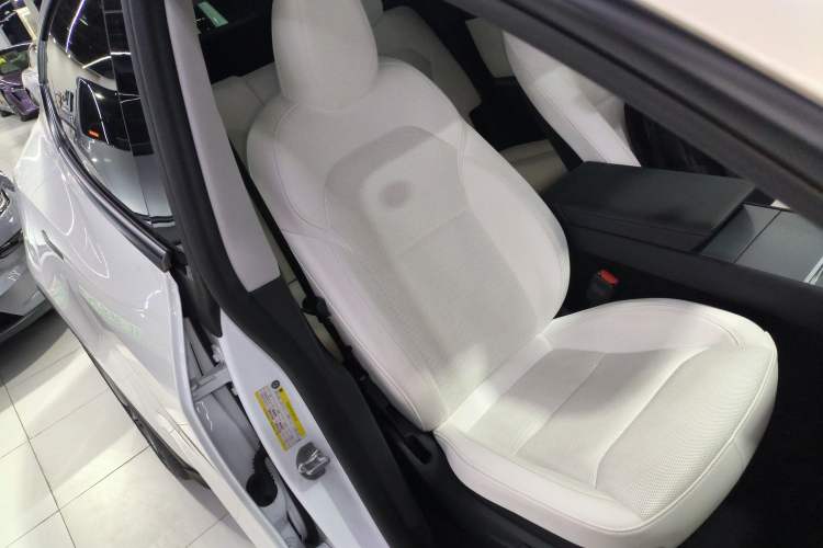 Used Tesla Model Y 2025 Rear-Wheel-Drive Version
