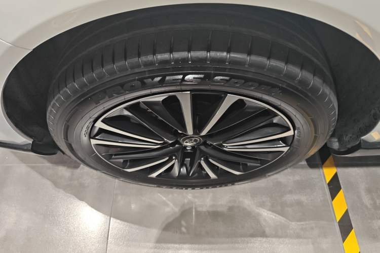 Used Toyota Venza 2023 2.5L Smart Electric Hybrid Dual-Drive Prestige Version
