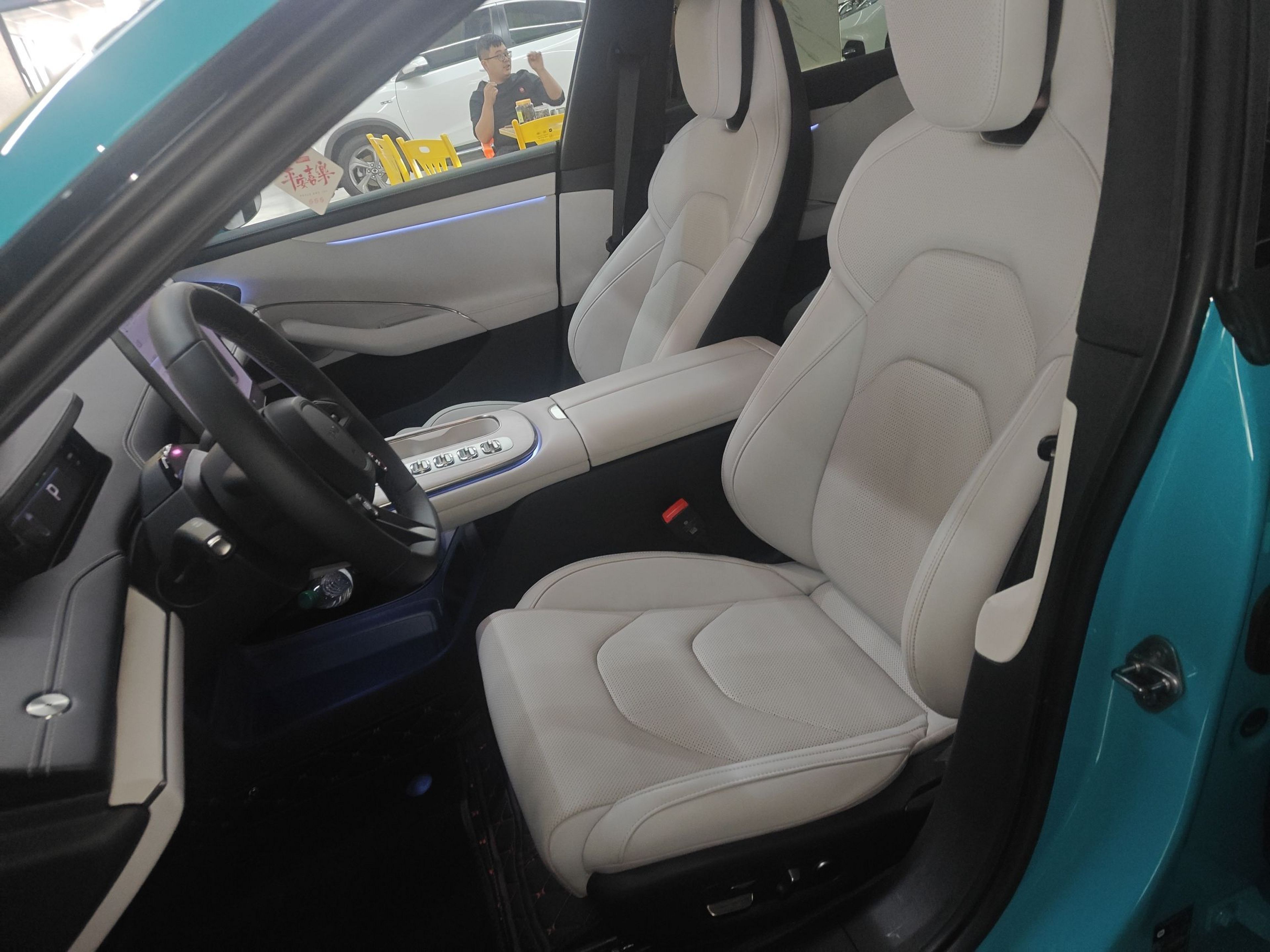 المقاعد الأمامية داخل السيارة