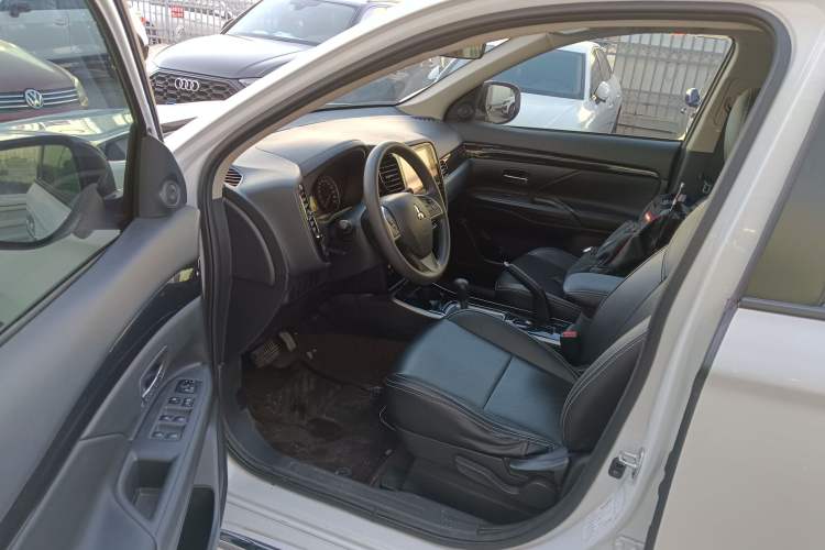 Used Mitsubishi Outlander 2021 Revised Version 2.0L Two-Wheel Drive Comfort Edition 5 Seats
