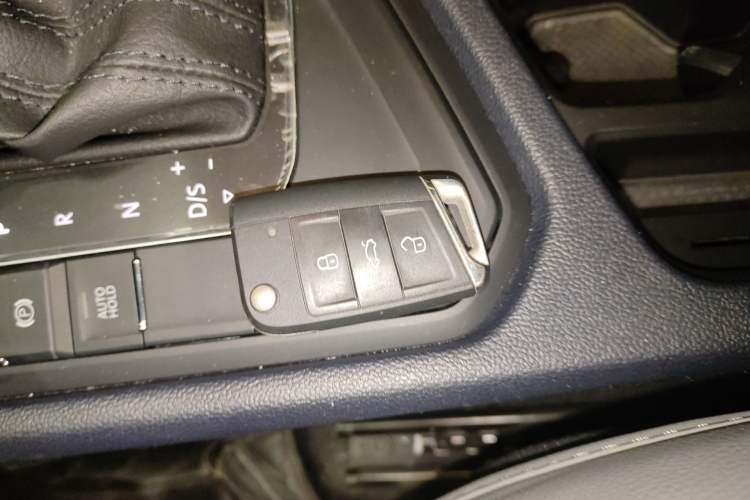 Used Volkswagen Tharu 2023 300TSI Two-Wheel-Drive Crescent Edition