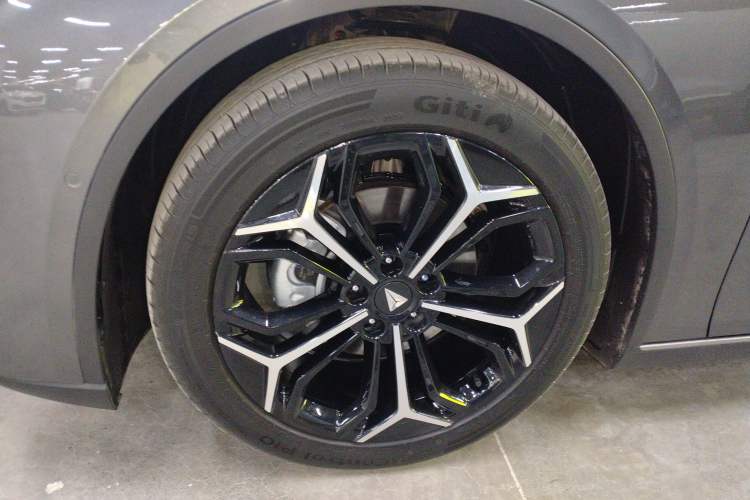 Used  L07 2024 230Max Qiankun Intelligent Driving ADS SE Range-Extended Version
