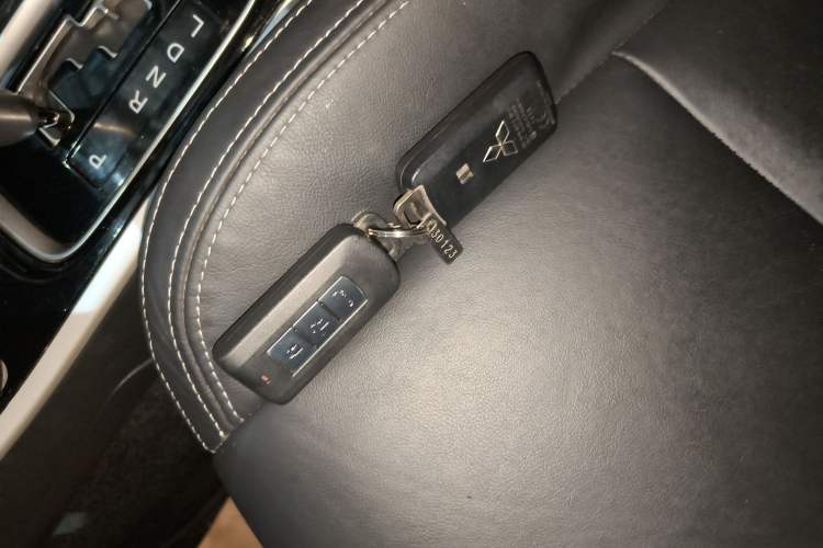 Used Mitsubishi Outlander 2019 2.4L Two-Wheel Drive ZhiXing Version 5 Seats China V Emission Standard
