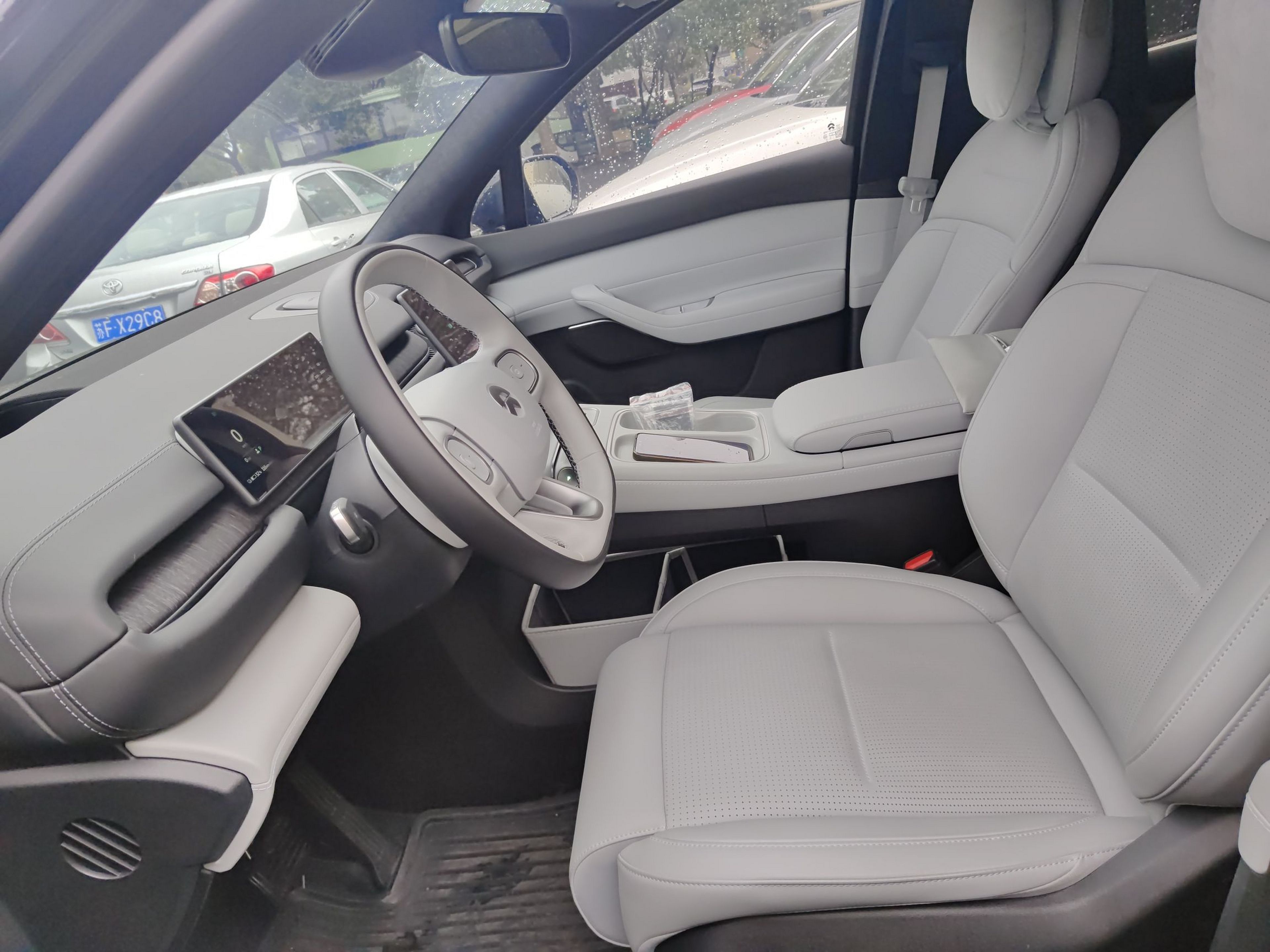 المقاعد الأمامية داخل السيارة