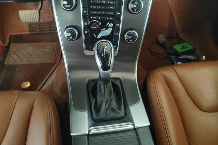 Used Volvo S60 2014 S60L 2.0T Zhiyuan Edition
