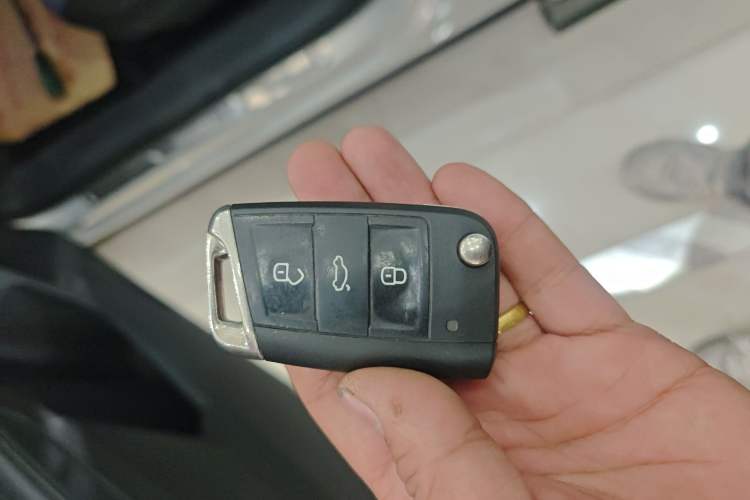 Used Volkswagen Tiguan L 2019 330TSI Automatic Two-Wheel Drive Panoramic Comfort Edition China V Standard
