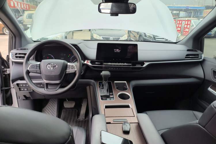 Used Toyota Granvia 2024 2.5L Hybrid Luxury Edition