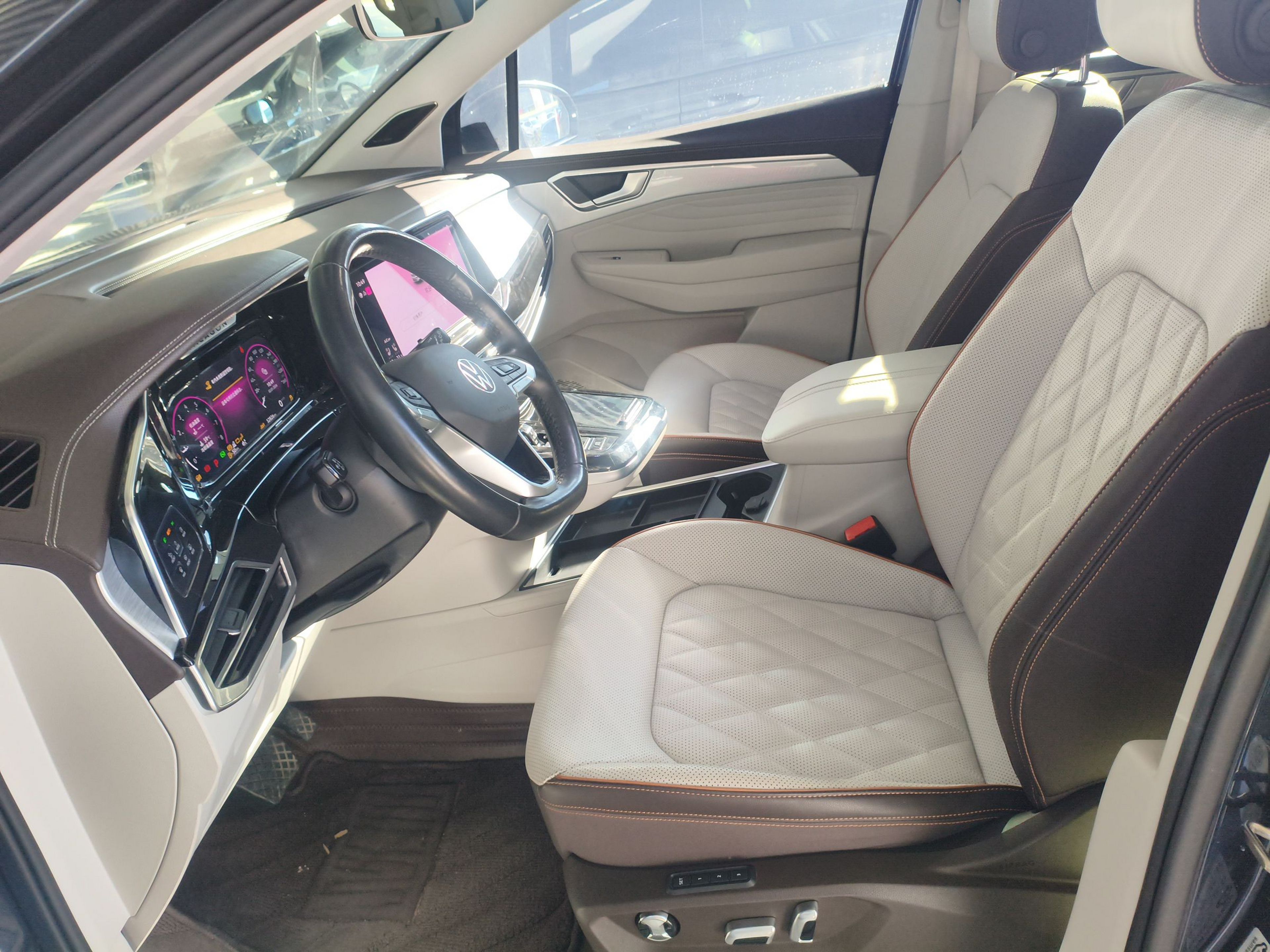 المقاعد الأمامية داخل السيارة