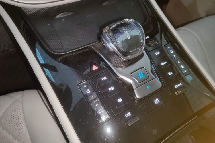 Used Denza D9 2024 EV 600 Four-Wheel-Drive Flagship Model
