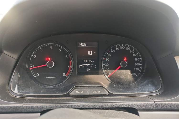 Used Volkswagen Gran Lavida 2013 1.6L Manual Fashion Model