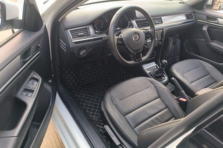 Used Volkswagen Bora 2016 1.6L manual Comfort trim level