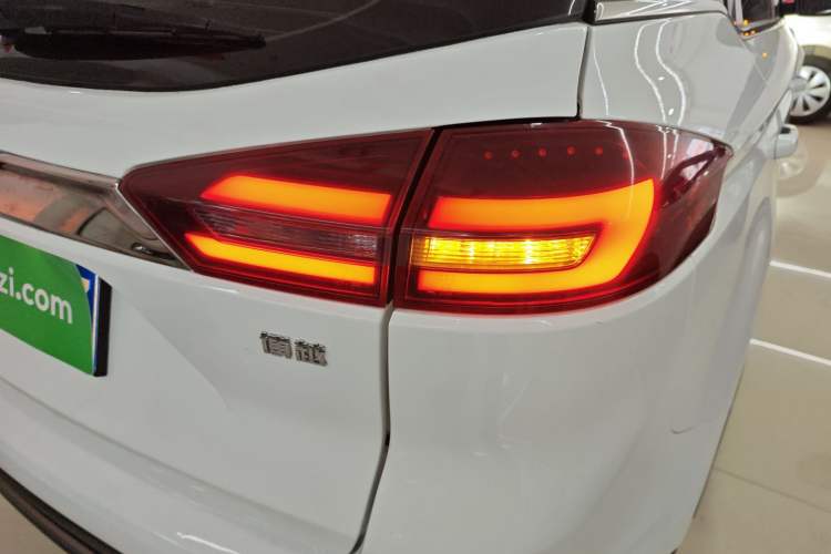 Used Geely Auto Emgrand X7 Sport 2018 1.8TD Automatic Two-Wheel Drive Smart 4G Connected Version
