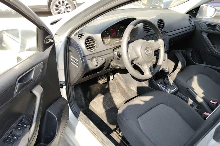 Used Volkswagen Jetta 2015 1.6L Automatic Fashion Model
