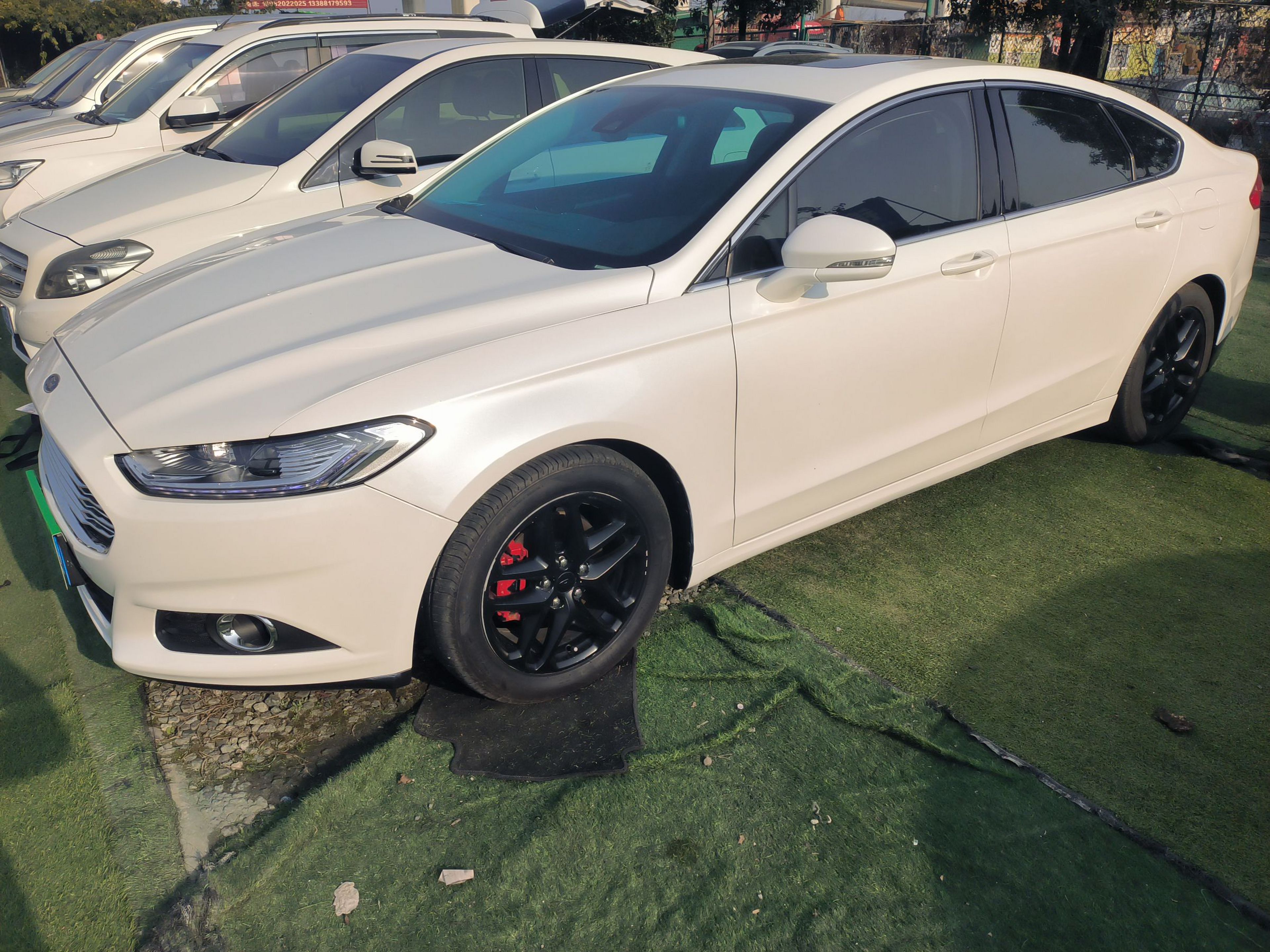 تحت مقدمة السيارة