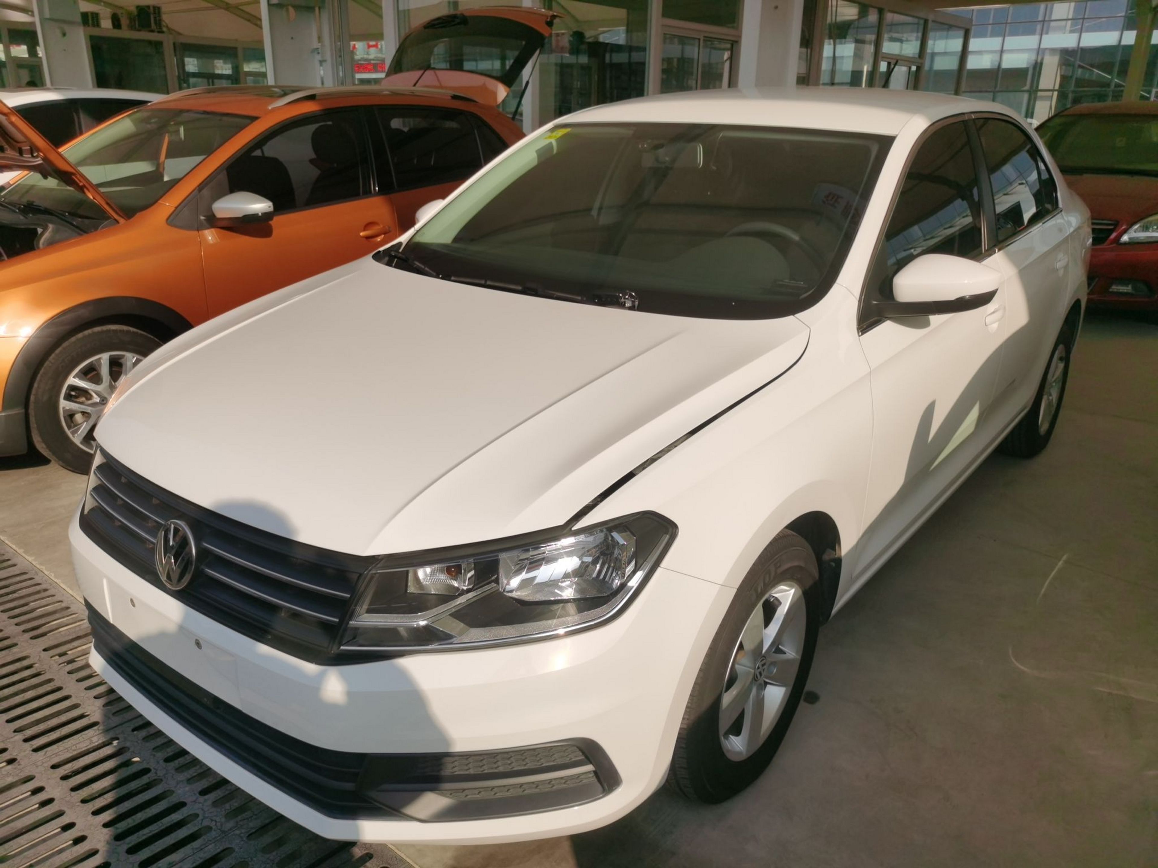 Под передней частью автомобиля