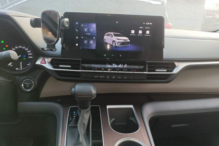 Used Toyota Granvia 2024 2.5L Hybrid Comfort Edition