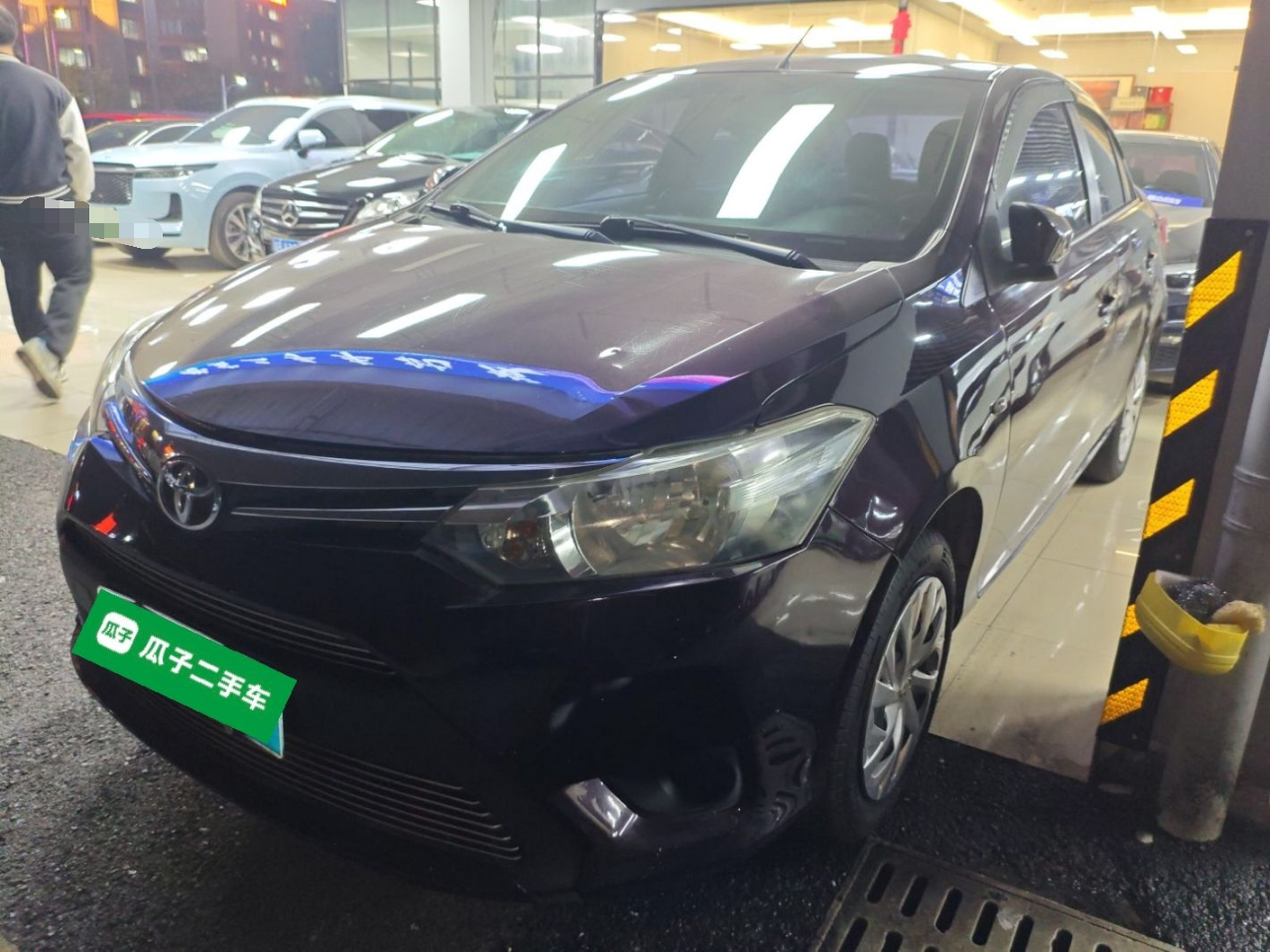 تحت مقدمة السيارة