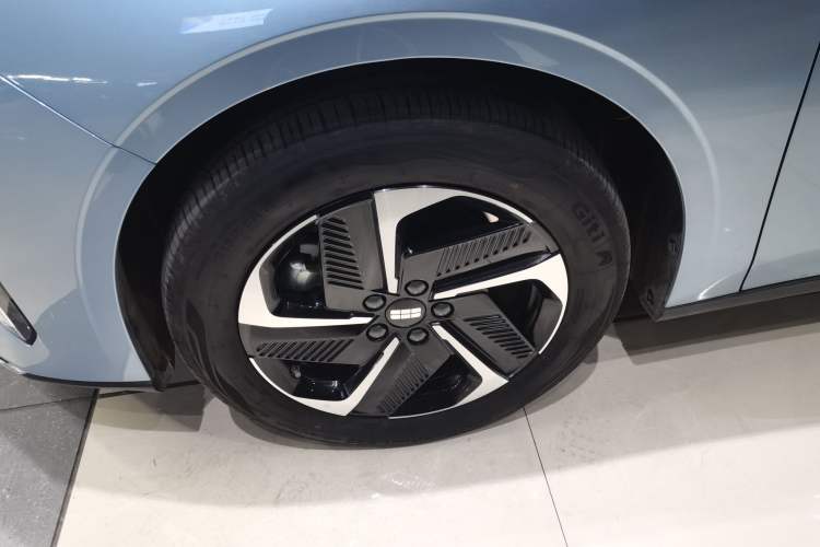 Used  L6 2025 EM-i 140km Starship Edition
