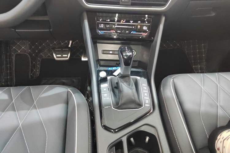 Used Volkswagen Tiguan L 2024 Outstanding Model 330TSI Automatic Two-Wheel Drive R-Line Dragon Glory Edition