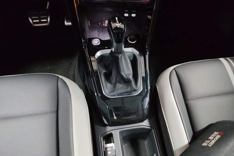 Used Volkswagen T-ROC 2023 300TSI DSG Two-Wheel Drive Starlight Edition