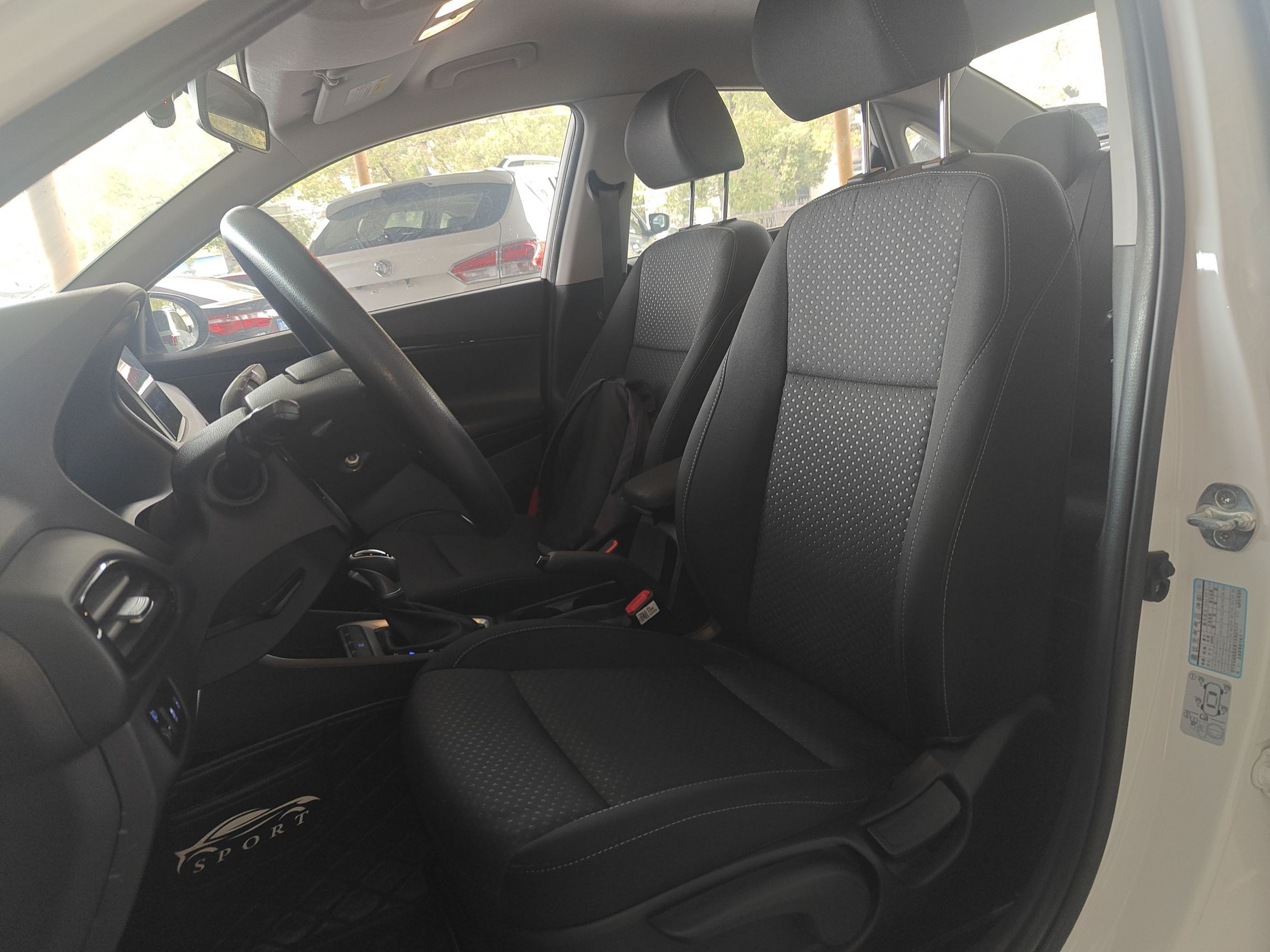 Переднее сиденье в автомобиле