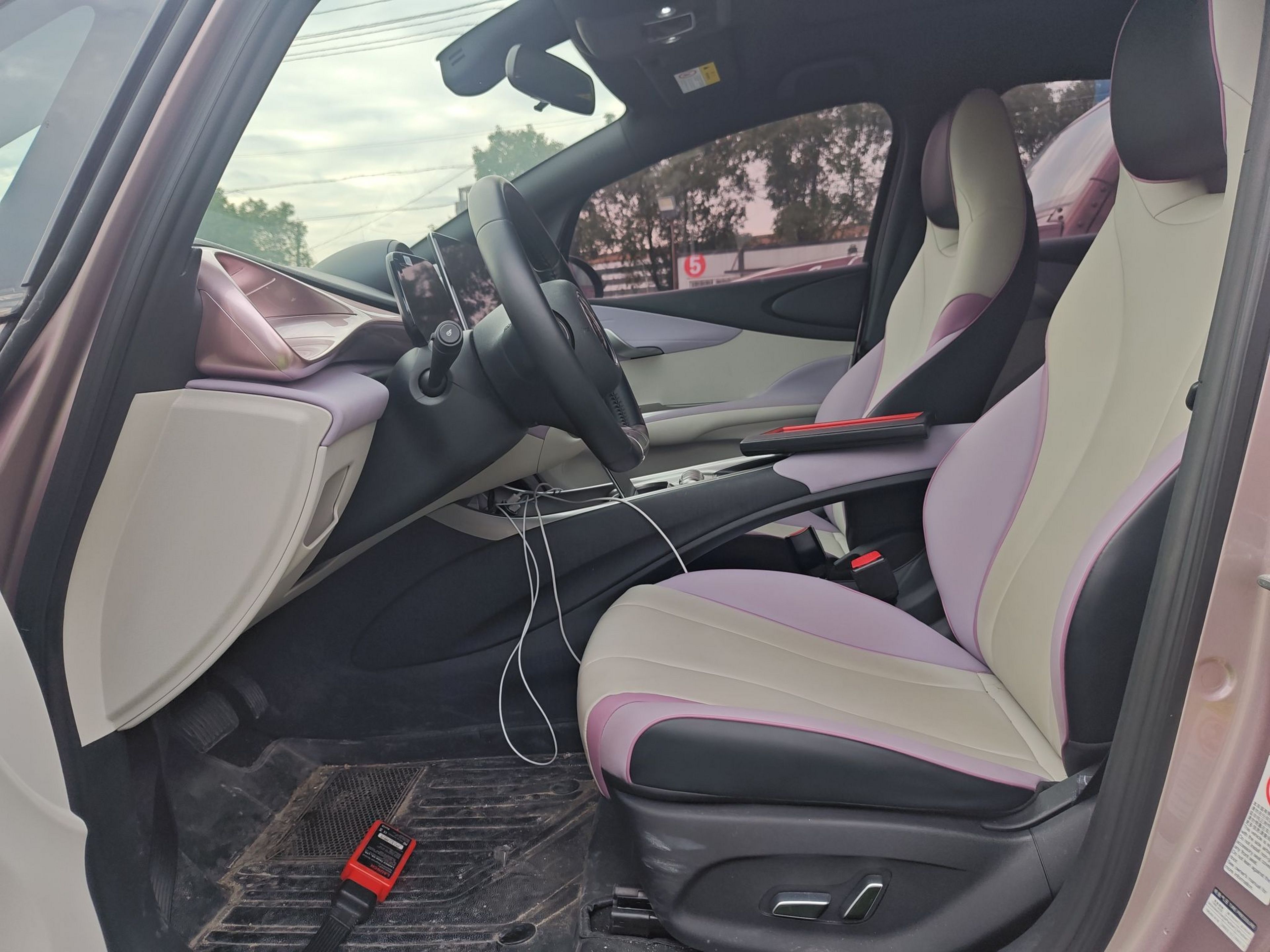 المقاعد الأمامية داخل السيارة