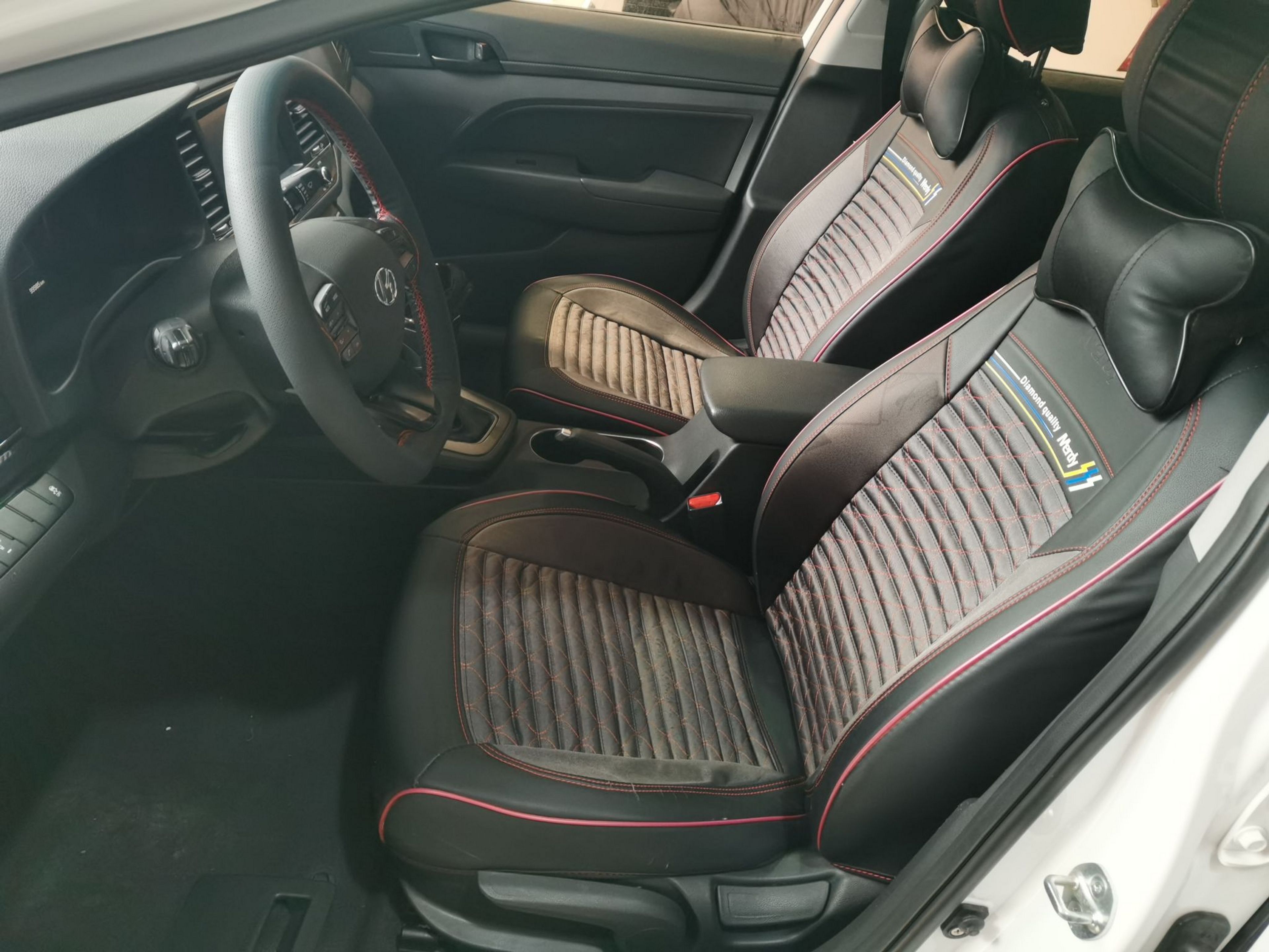 المقاعد الأمامية داخل السيارة