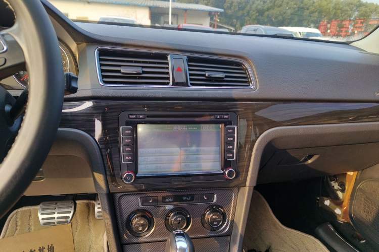 Used Volkswagen Cross Lavida 2014 1.4TSI DSG
