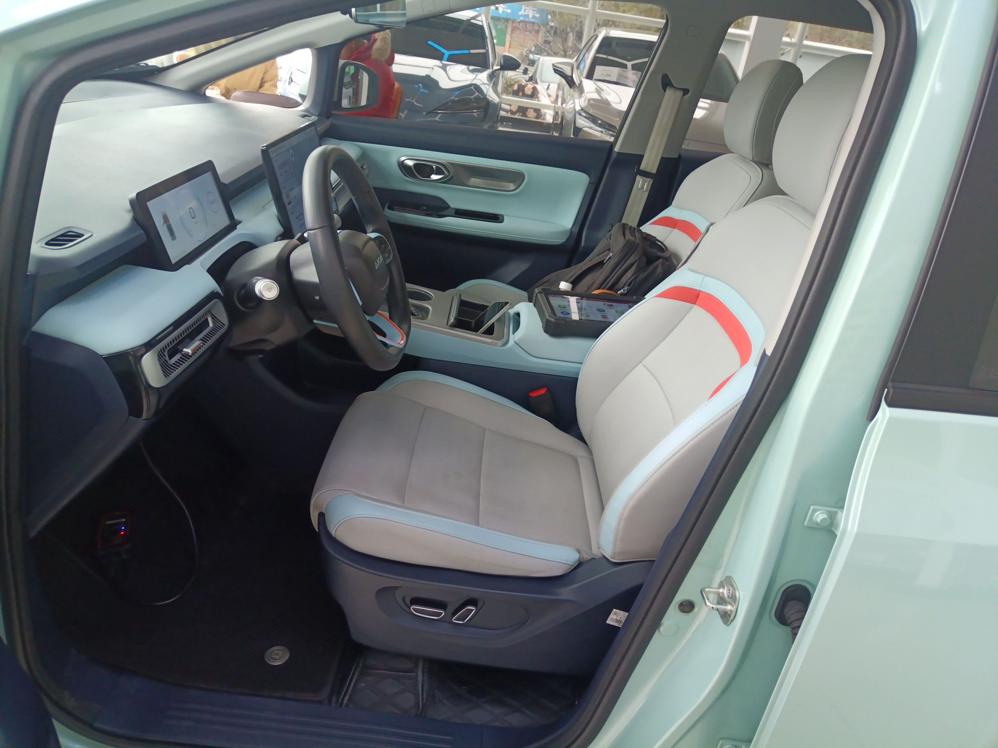 المقاعد الأمامية داخل السيارة