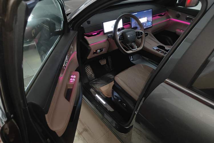 Used Chery Tiggo 8 PLUS 2025 290TGDI DCT Prestige 5-Seater
