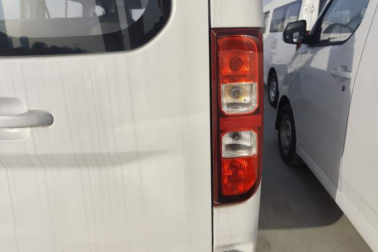 Used Wuling Yangguang 2024 300KM Comfort Version Passenger Van 75kW