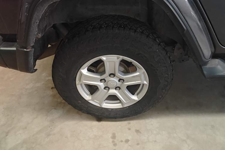 Used  Wrangler 2019 2.0T Sahara Four-Door Brilliant Top Version China VI Emission Standard
