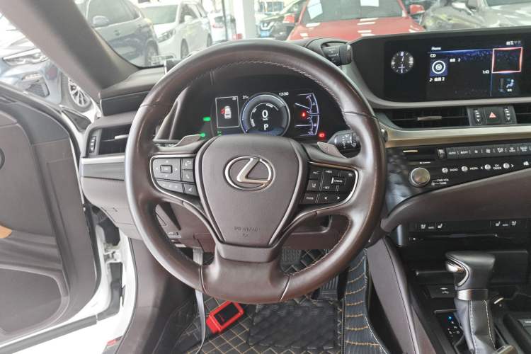 Used Lexus ES 2020 300h Deluxe Edition
