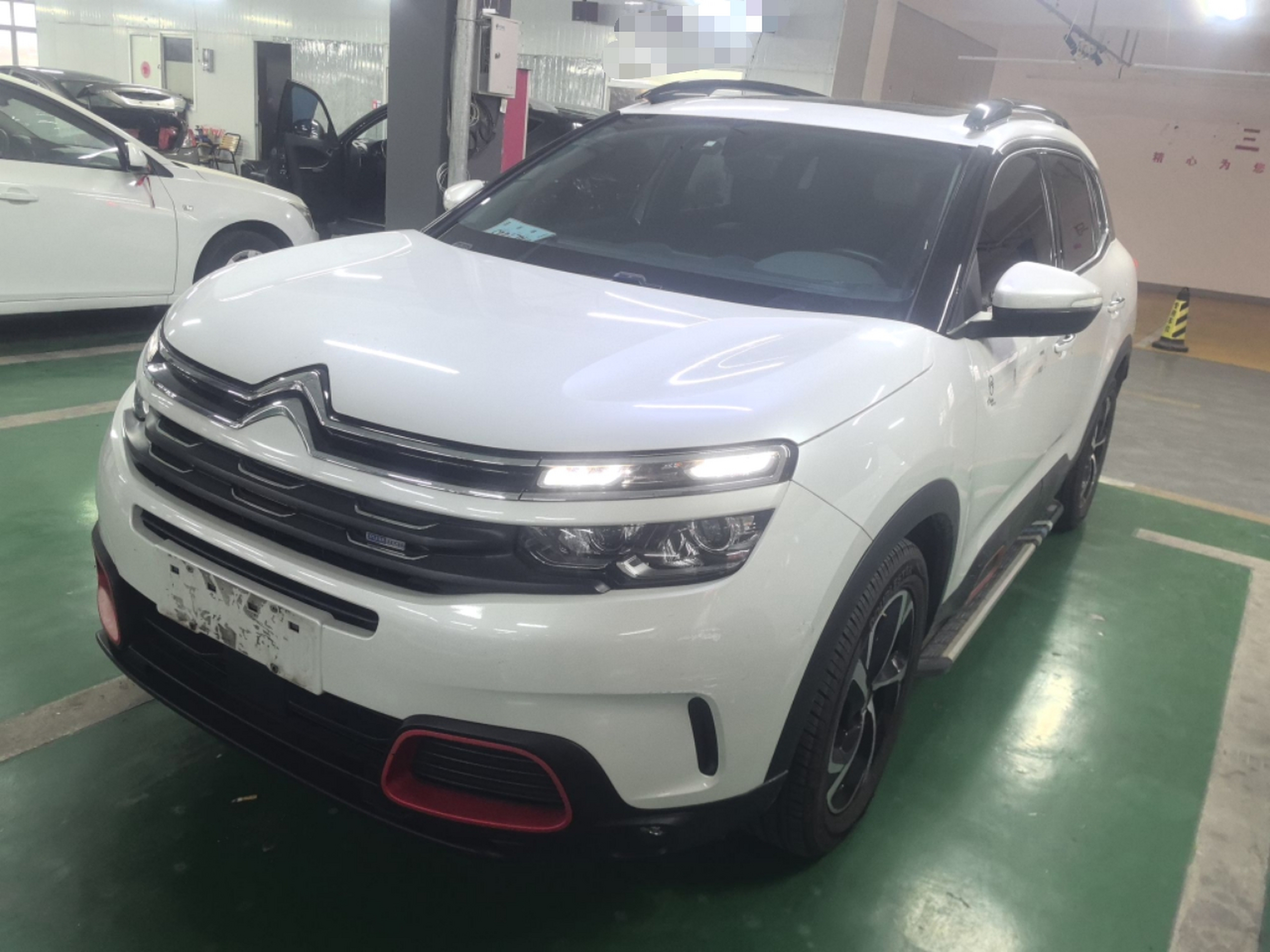 Под передней частью автомобиля