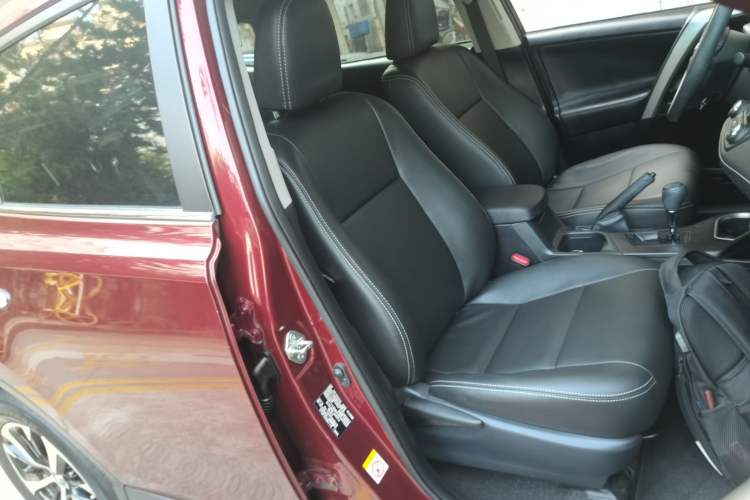 Used Toyota RAV4 2016 2.0L CVT Two-Wheel Drive Fashion Edition China V Standard
