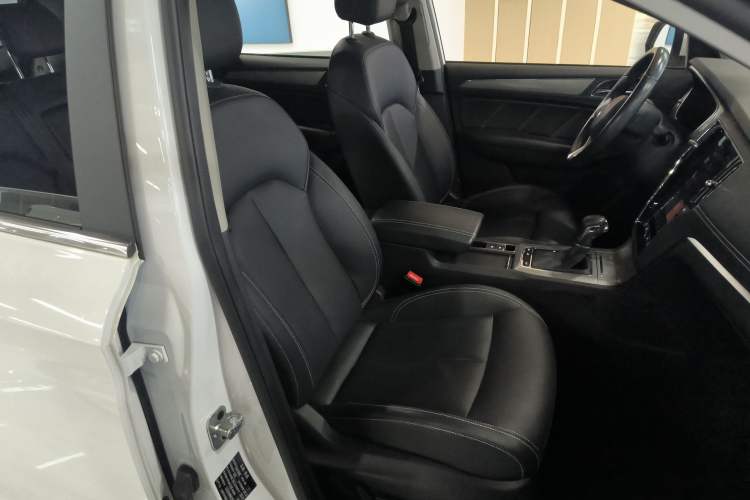 Used Roewe RX5 2018 30T Two-Wheel Drive Automatic Internet Platinum Edition
