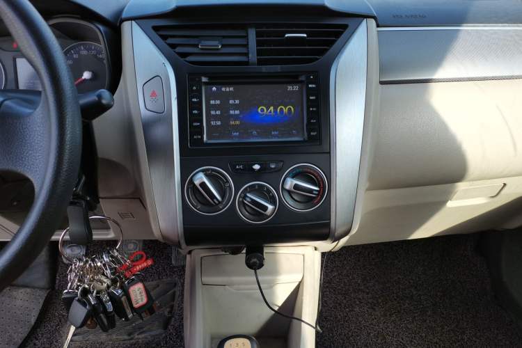 Used Venucia R50 2015 1.6L Manual Fashion Edition
