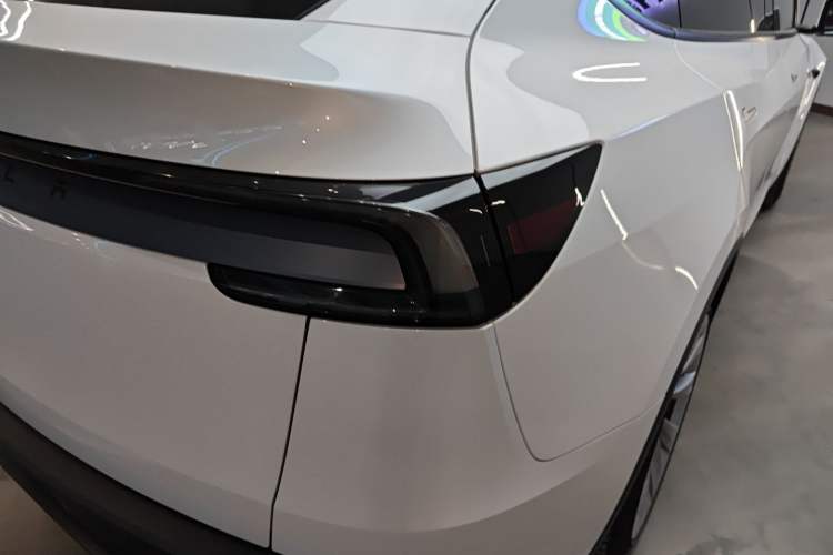 Used Tesla Model Y 2025 Long-Range All-Wheel-Drive Version